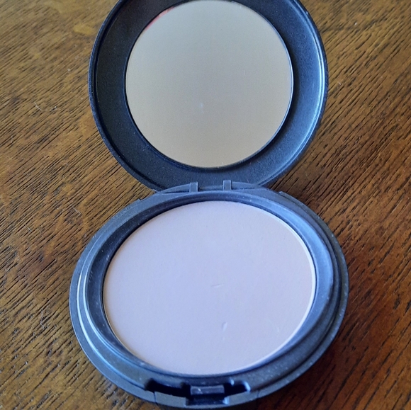 Cover FX Pressed Mineral Foundation in P10 - Picture 5 of 5